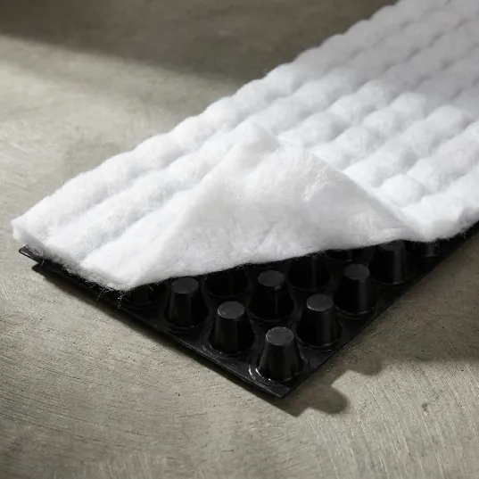 Géocomposite drainant : nappe à excroissances et géotextile filtrant